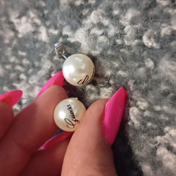 Guess print on pearl earrings - Picture 4 of 4